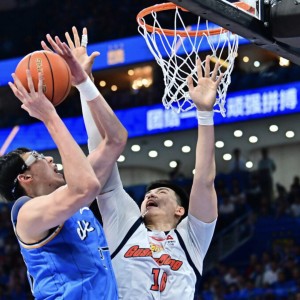 开云体育官网-攻防俱佳，周琦投篮8中5&amp;amp;罚球12中8得18分8板，送出4次盖帽